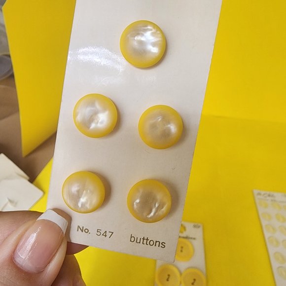 Vintage Mother of Pearl Buttons on Original Cards Blue, Pink, Yellow, Pearl ๐งต๐ชก - Picture 10 of 16
